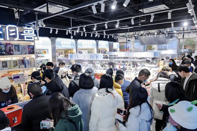 IM电竞：2025百货商场“变型记”(图5)