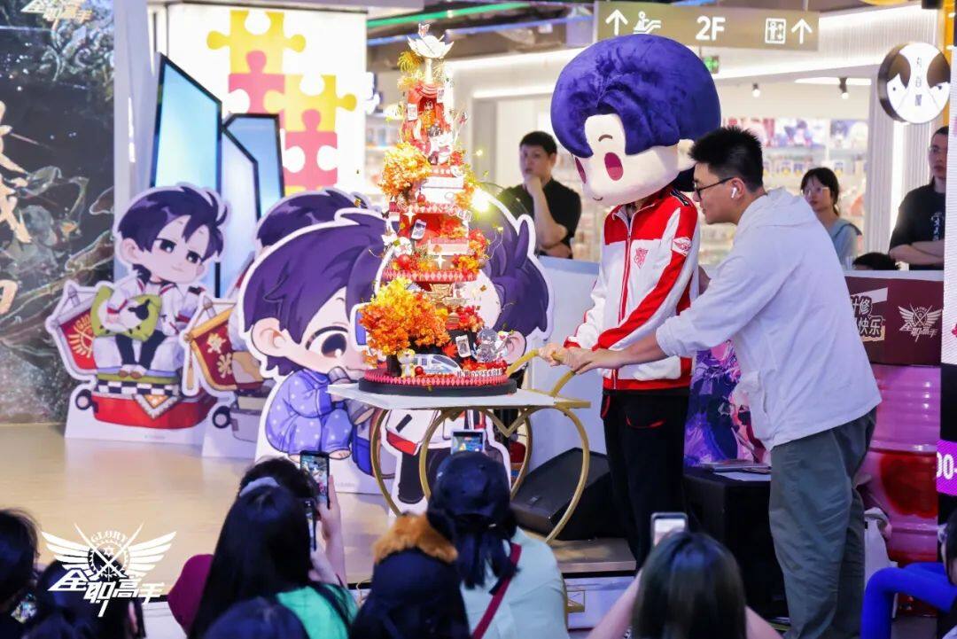 “叶修再爱十年也不会腻”《全职高手》如何稳坐二次元顶流IP？