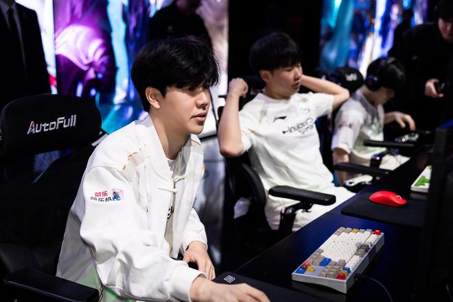 爆冷！IG0-2不敌FPX连胜终止！下路巨大劣势FPX灵性偷家取胜(图1)