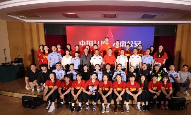 中国女篮双塔抢镜！2米23张子宇与2米0