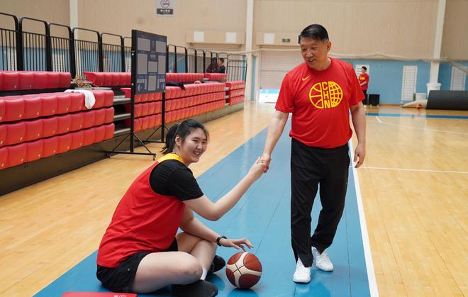 中国女篮双塔抢镜！2米23张子宇与2米07韩旭并立女姚明认真听课(图2)