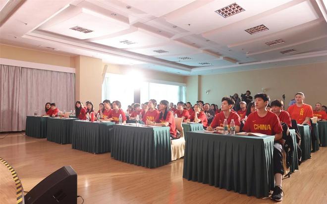 中国女篮双塔抢镜！2米23张子宇与2米07韩旭并立女姚明认真听课(图4)
