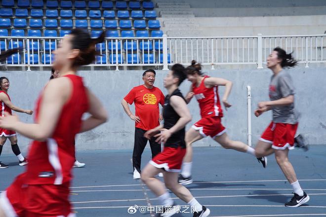 中国女篮双塔抢镜！2米23张子宇与2米07韩旭并立女姚明认真听课(图3)