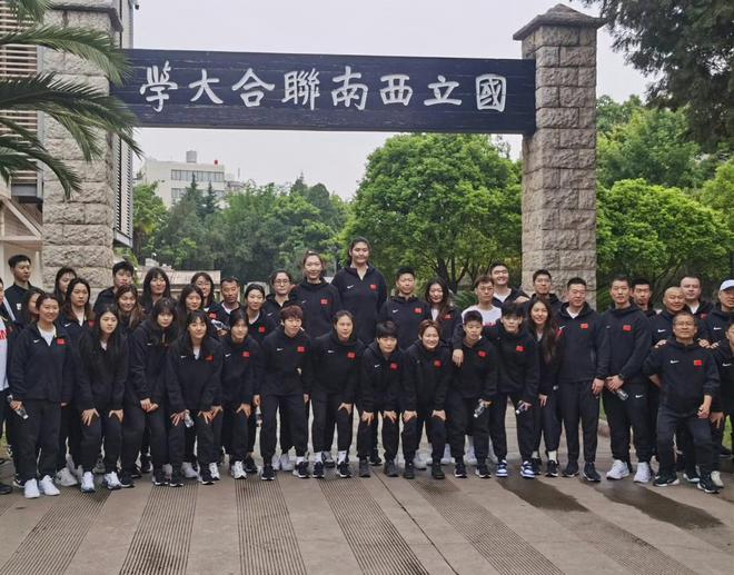 中国女篮双塔抢镜！2米23张子宇与2米07韩旭并立女姚明认真听课(图5)