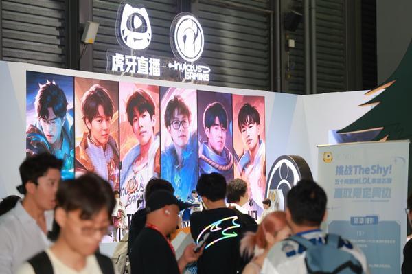 虎牙“AI+”战略再现成果首次亮相电竞IP智能机器人(图3)