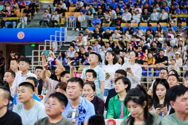 超燃！林丹来鄂尔多斯了嗨翻全场！(图2)