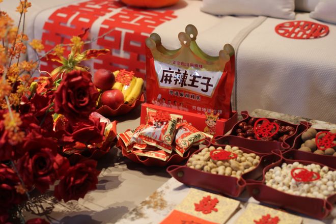 IM电竞：辣条成婚礼新宠？麻辣王子用3000场辣条婚礼见证潮流(图2)