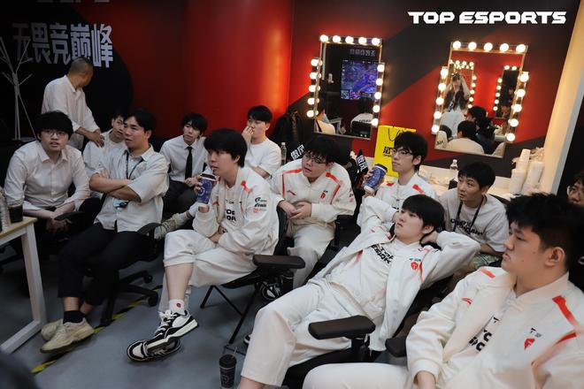 TES不敌IG官博沦陷！粉丝怒喷：中路不练英雄！369不配玩兰博(图5)