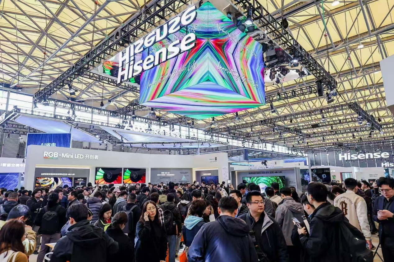 领跑彩色光源时代！海信携三大硬核技术亮相