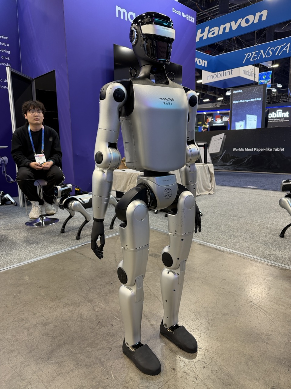 马年春晚「AI含量」创新高：机器人组团登场AI硬科技取代互联网成为C位(图4)